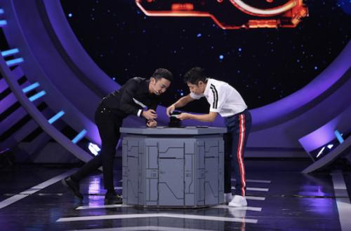 小撒和小尼试验柔性屏弯曲性能 主办方供图 小撒和小尼试验柔性屏弯曲性能 主办方供图